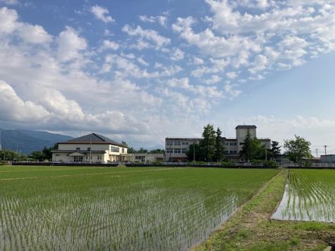 田園にたたずむ山手体育館と歴史民俗資料館