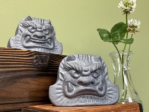 鬼瓦が上下に並んでいる画像