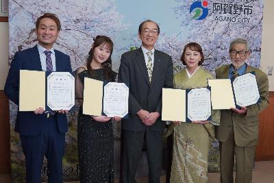 観光大使に任命された4名の皆さんと加藤市長(左から清野幹さん、かえでらぱんさん、加藤市長、華乃美幸さん、五頭岳夫さん)