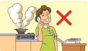 電話をしている女性の後ろでコンロに置いてある鍋から煙が出ているイラスト