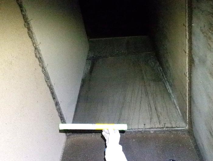 焼却炉入口のホッパで縦90センチメートル横150センチメートルの大きさ