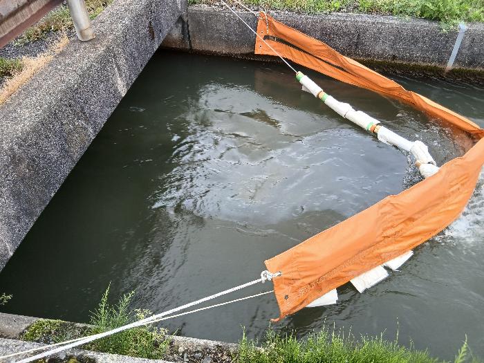河川に流失した油の流出を防ぐオイルフェンス