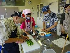 男性の料理教室の風景