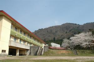 建物奥に山が見える五頭連峰少年自然の家外観写真