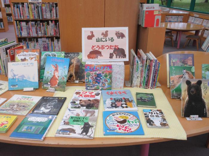 職業体験の生徒による本の展示