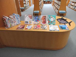 「さかな・魚・サカナ」の本の展示の写真