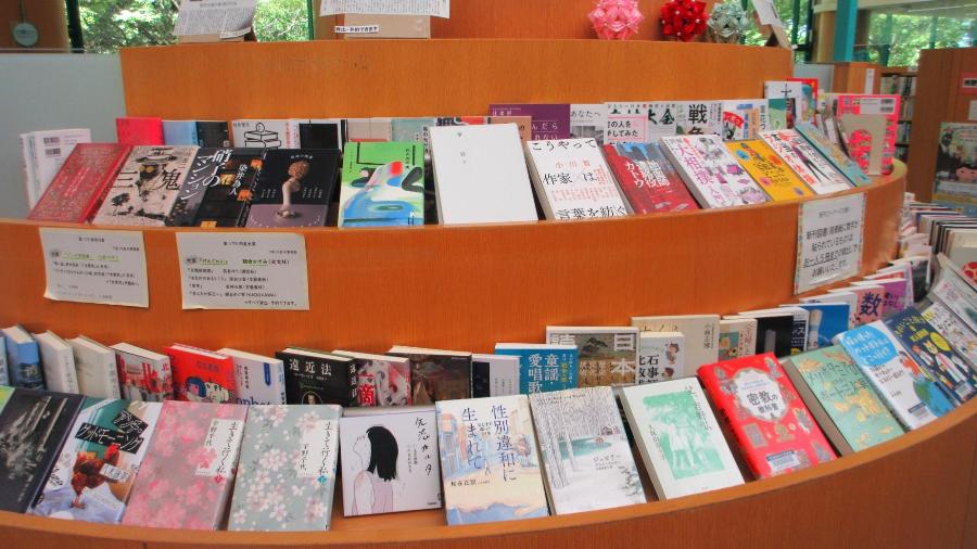 8月の新着図書のお知らせ一般コーナーの写真