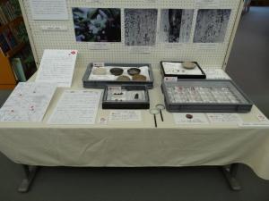 阿賀野市内の遺跡出土品の「ウメ」・「モモ」の種、梅護寺の「八ツ房の梅」が展示されているテーブルの写真