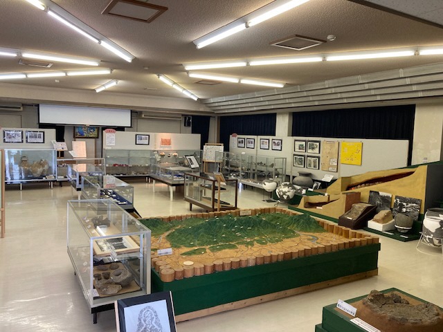 阿賀野市歴史民俗資料館の地質と考古展示室の様子