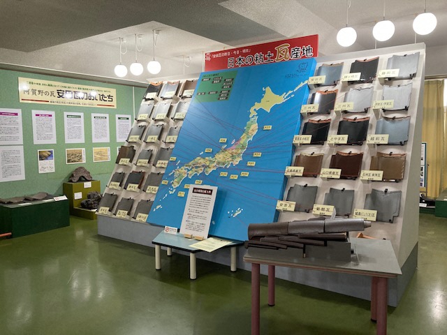 阿賀野市歴史民俗資料館で安田瓦をはじめとした瓦に関する展示が行われている様子