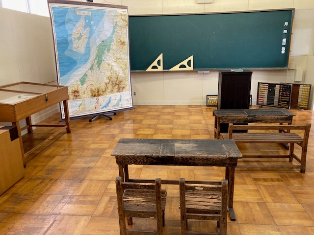 阿賀野市歴史民俗資料館で昔の学校の様子を再現して展示を行っている様子