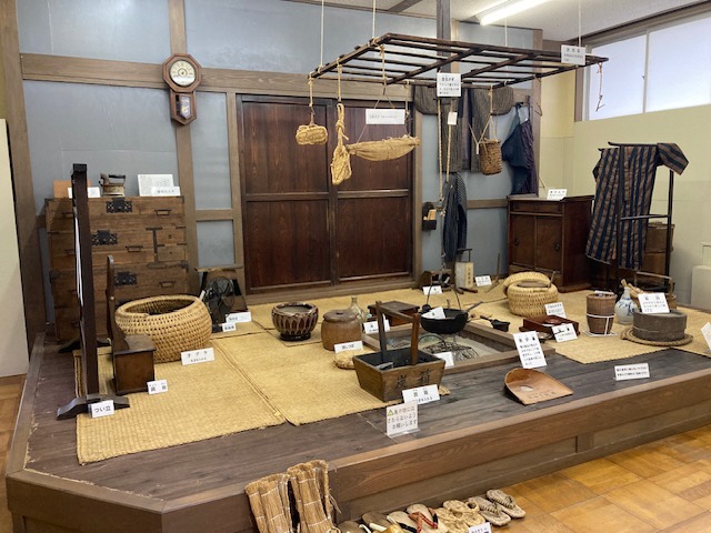 阿賀野市歴史民俗資料館で昔の家の様子が再現され、展示されている様子
