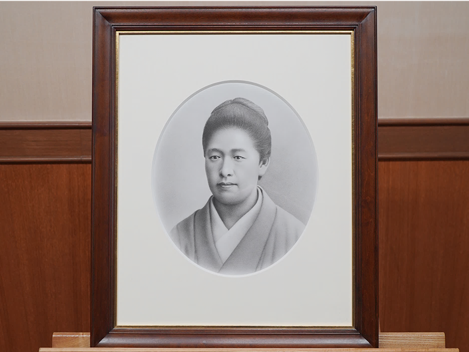津田梅子の肖像が描かれたコンテ画