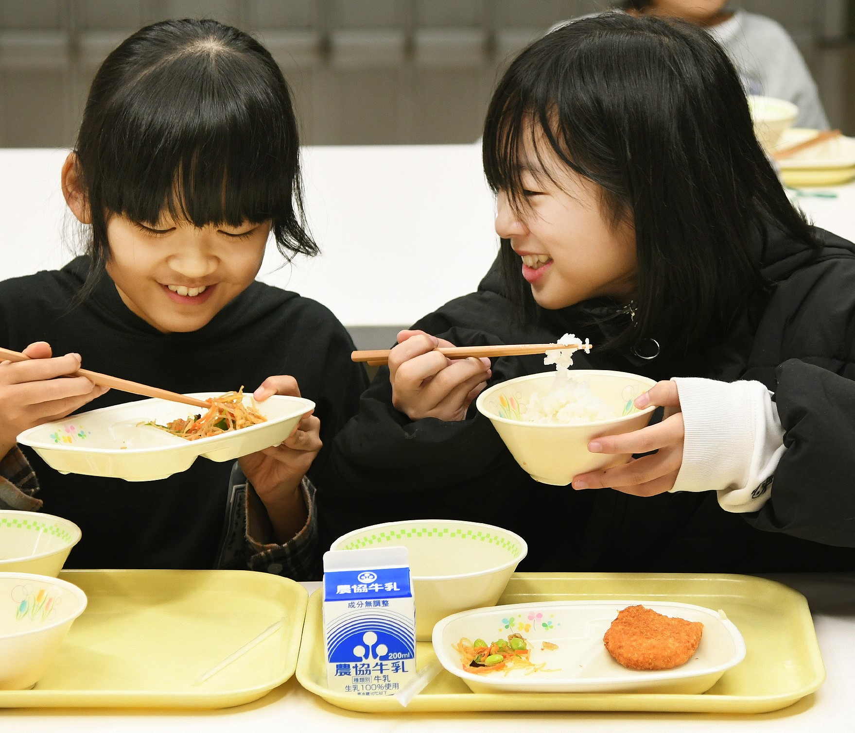 学校給食に試験導入された有機米を食べている笹神地区の小学校の児童の様子