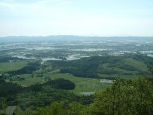 宝珠山から見下ろした田畑や集落の写真
