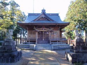 入り口の両脇に狛犬の像が向かい合い、奥には水原八幡宮の建物が建っている写真