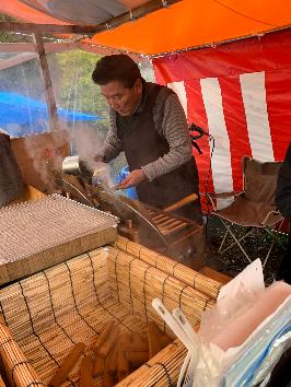 石坂さんがぽっぽ焼きを作っている写真