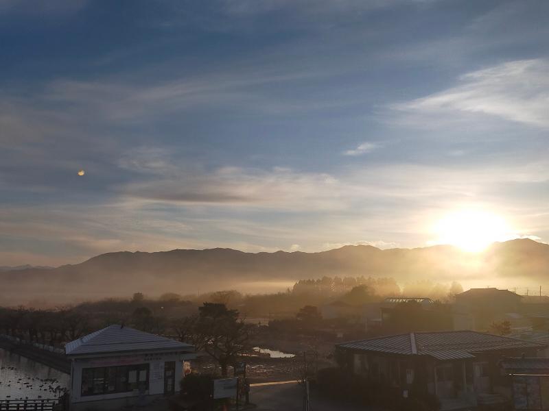 12月10日　瓢湖　朝もやのなかの日の出