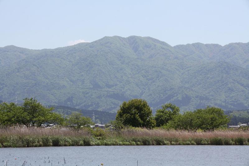 瓢湖から見た五頭山麓の山並み