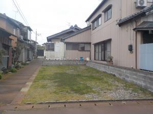 住宅地の一角にある更地の土地の写真