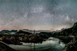 深夜の鹿瀬ダムと満天の星空の写真