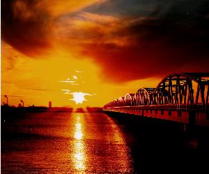 夕焼け空と松浜橋の写真