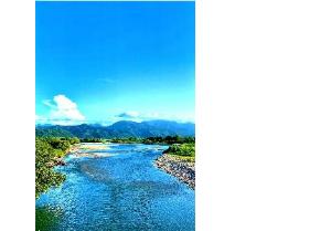 澄み渡る青空と雄大な川の写真