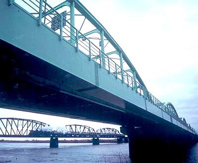 阿賀野川にかかる2本の鉄橋のうち奥の鉄橋は白い煙を吐きながらSLが走っている写真