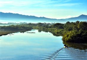 川面を大きく写し大河阿賀野川を表現した風景写真