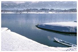 冬の静けさを表す雪景色の阿賀野川の風景写真