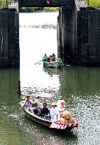 花嫁たちを乗せた舟が水門をくぐる様子を写した写真