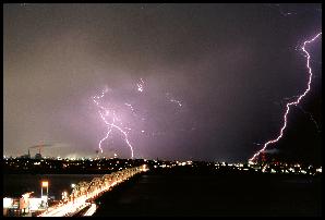 松浜橋と雷の稲光を写した写真