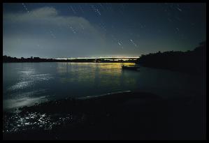 夜の川と星空の写真