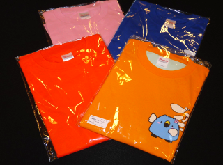 ごずっちょのイラストがプリントされてあるピンク色、朱色、青色、オレンジ色のTシャツの写真