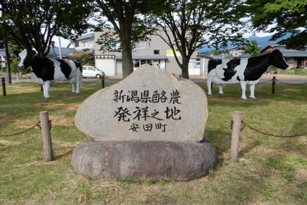 新潟県酪農発祥の地を示す牛のモニュメント