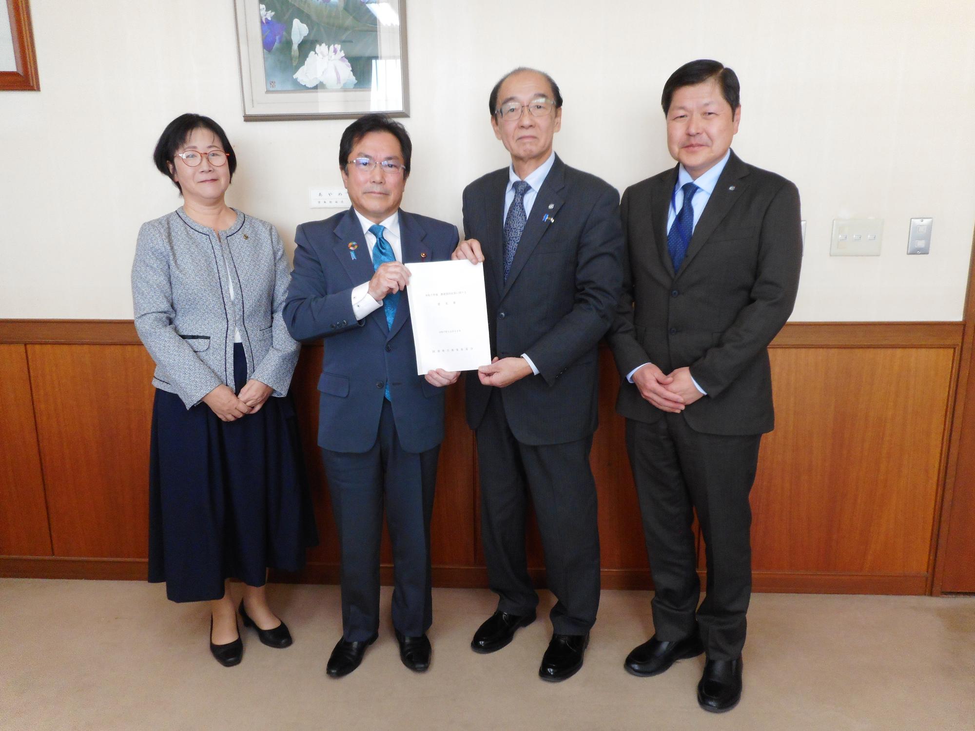 農業関係政策に関する意見書をもち、市長、副市長、農業委員会会長、農業委員会副会長と4人で並んでる様子