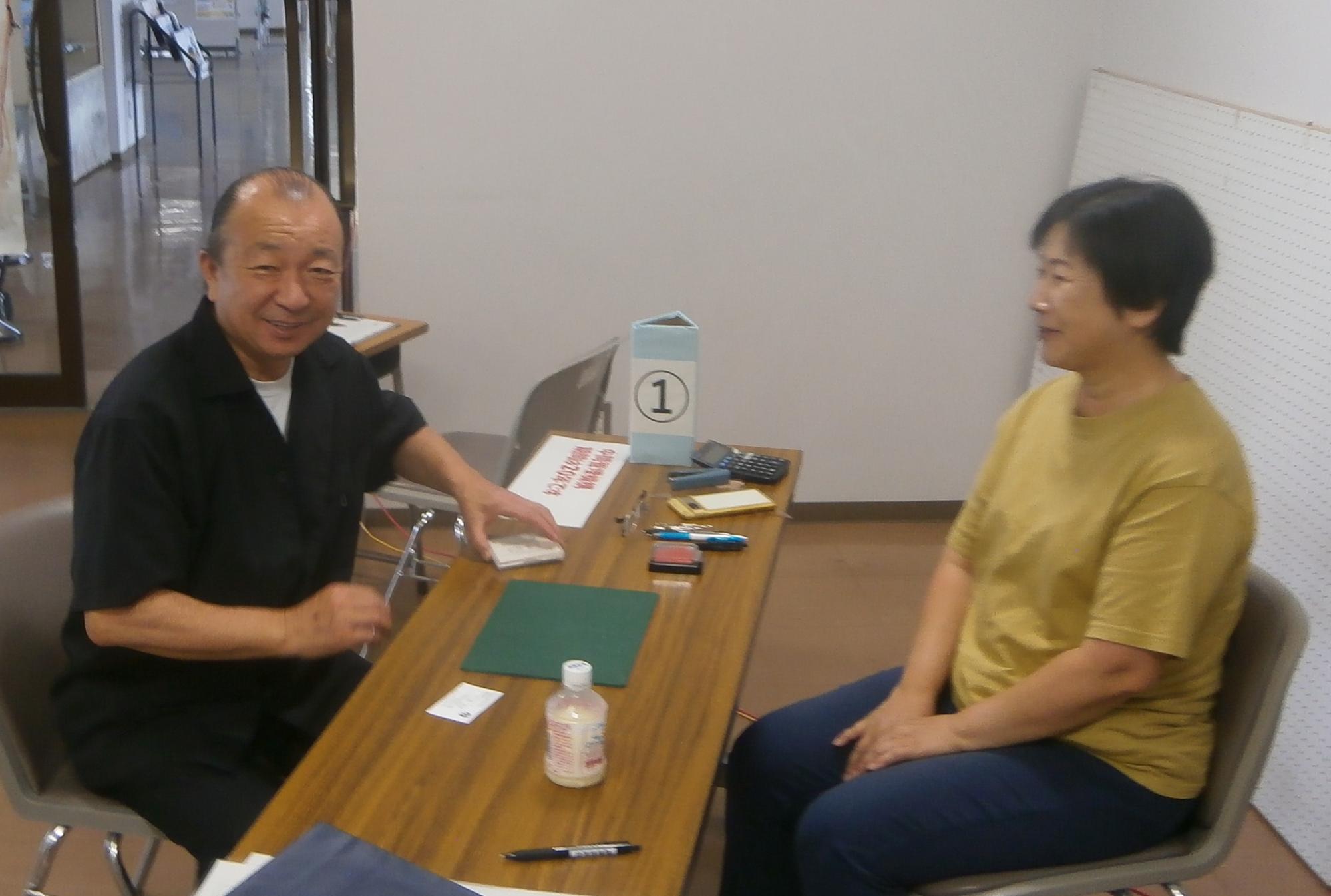 意見交換する高橋信博氏（左）と笠原会長職務代理者