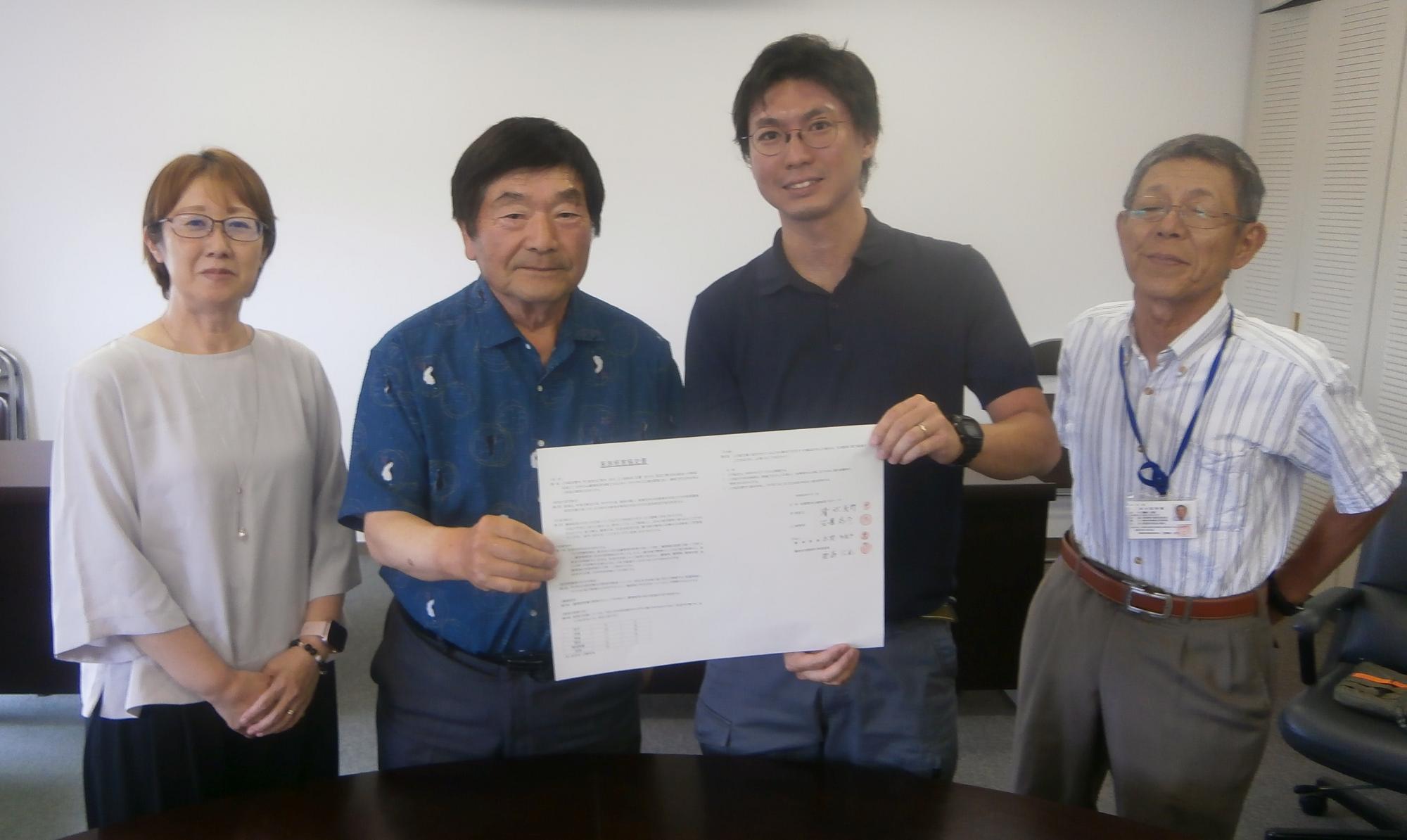 左から調印式に立ち会った本間農業委員、清水友行さん、玉置涼介さん、調印式に立ち会った齋藤農地利用最適化推進委員