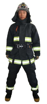 黒色に蛍光のラインが入った防火衣を着用した男性の写真