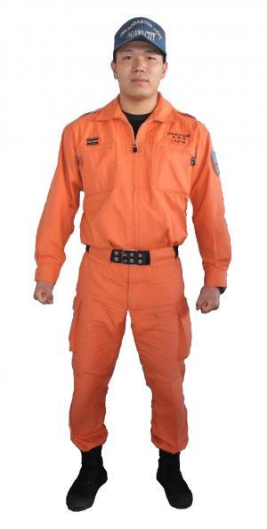 オレンジ色の救助服を着用した男性の写真
