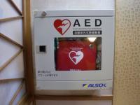 AEDと書かれた白色のボックスに入れられてあるAEDの写真