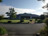 建物の周りに芝生が植えられてあるゴルフクラブ外観写真