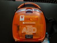 オレンジ色のケースに入ったAEDの写真