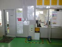 事務所前の緑色の床に設置されているAEDの写真