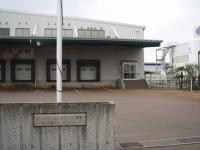 新潟共配センターの建物が奥に見え、手前に門が写っている写真
