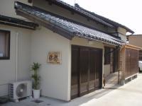 日本瓦の屋根と白い外壁でできた建物の写真