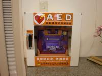 AED機器がボックスに収納されている写真
