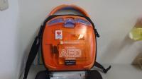 オレンジ色のAED機器の写真