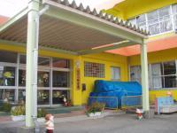 黄色いみのり保育園の建物の入口付近の写真