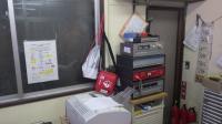 事務室の音響機器の横に置かれているAEDの写真